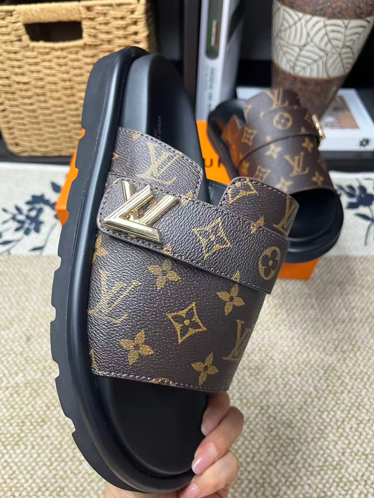 P340 [New Style] [LOUIS VUITTON] Louis Vuitton, LV printing, men's and women's slippers are now on the market, packed in drawer boxes with cloth bags and cards, the upper pattern looks very soft and waxy, and is a super versatile leg slimming tool. Fabric: imported denim/canvas/old fabric, LV hardware LOGO, official website pattern printing, comfortable to wear, feet: high-elastic PU water table. Sole: foam sole, heel height: about 5cm. Code number: 35-46, 35, 45, 46 are custom-made and non-returnable. Color: multiple colors and styles available.